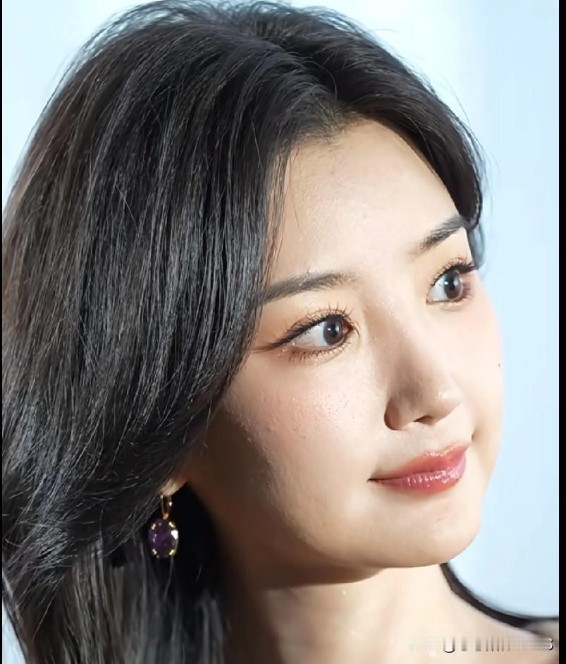 毛晓彤快40了还像吃了“防腐剂”，脸上饱满紧致，连条颈纹都找不到！她曾分享秘诀：