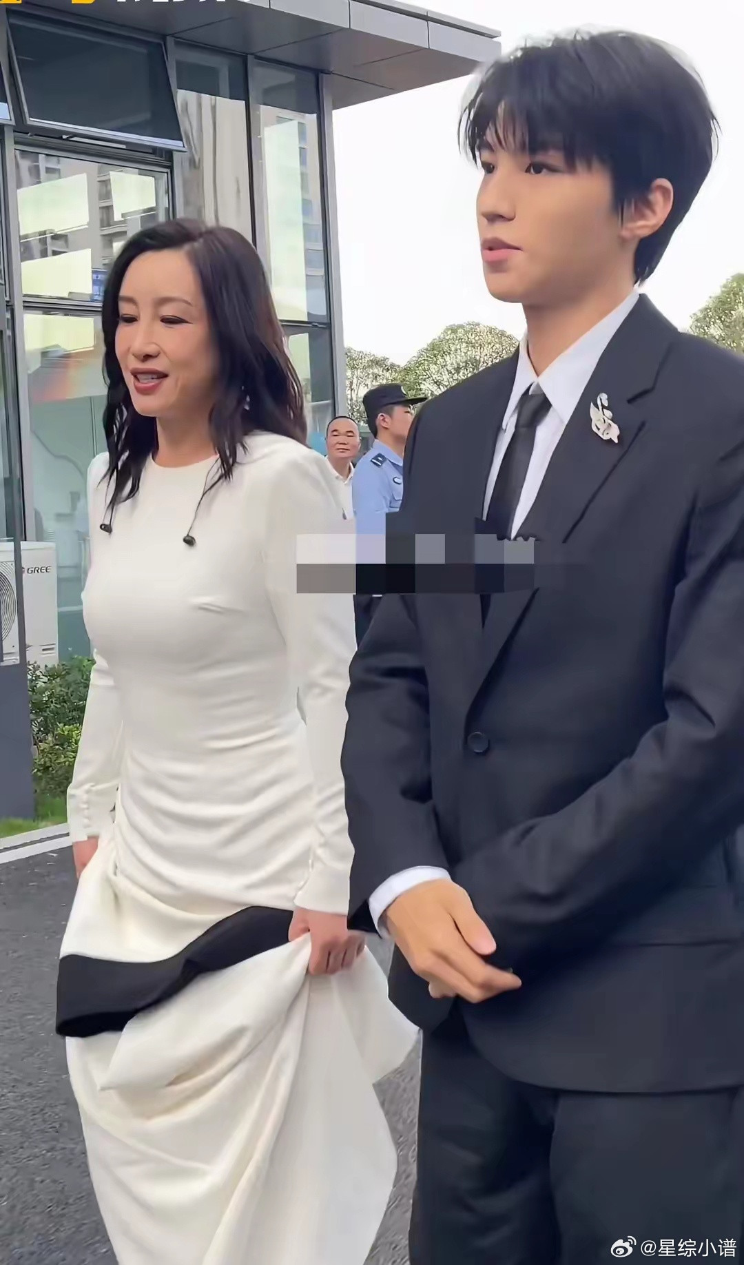 秦海璐身穿白色长裙，和王俊凯边走边聊，虽然秦海璐特别松弛，但王俊凯和前辈一起，还