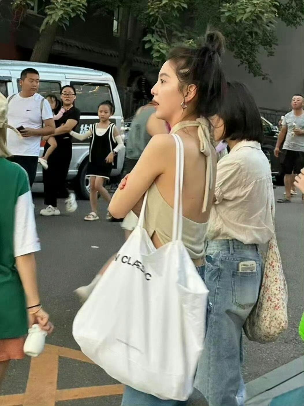 章若楠胆子太大了竟然不穿就出门了……​​​