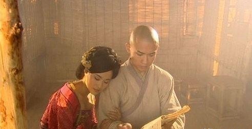 冯小宝，洛阳城中一位小小卖货郎，身强力壮，能说会道，被官府上一婢女看上，并发展成