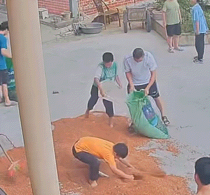 万万没想到，贵州男子带母亲去看病，中途天气突然骤变，因为担忧家里晒着的高粱，男子