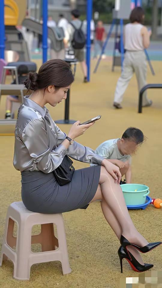 你发现没有女人的气质全部都是这直挺挺的身板出来的要是弯腰驼背穿的再高级也没气质你