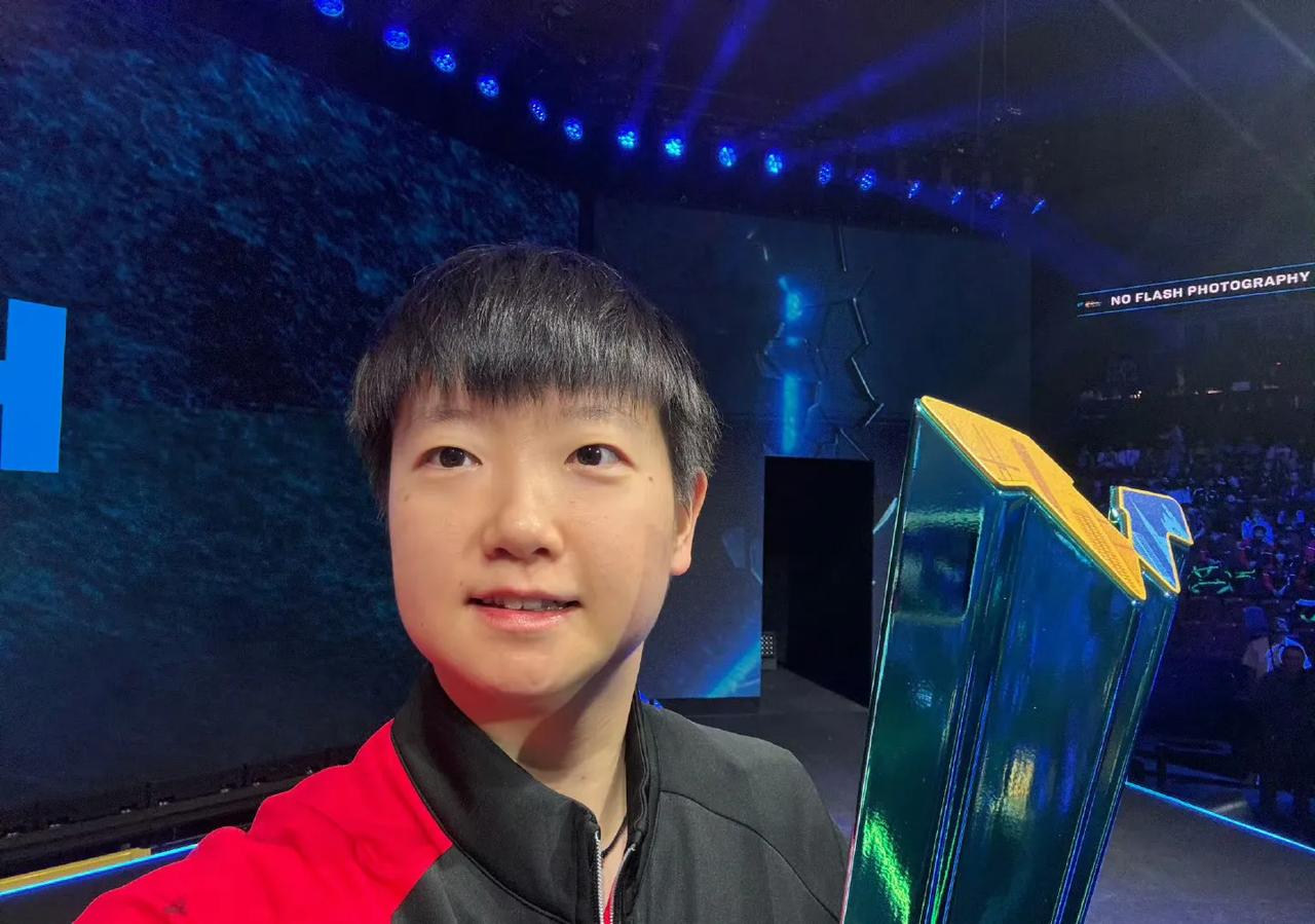 孙颖莎🇨🇳女单冠军自拍照[赞]！2025WTT欧洲大满贯瑞典站女单冠军自拍