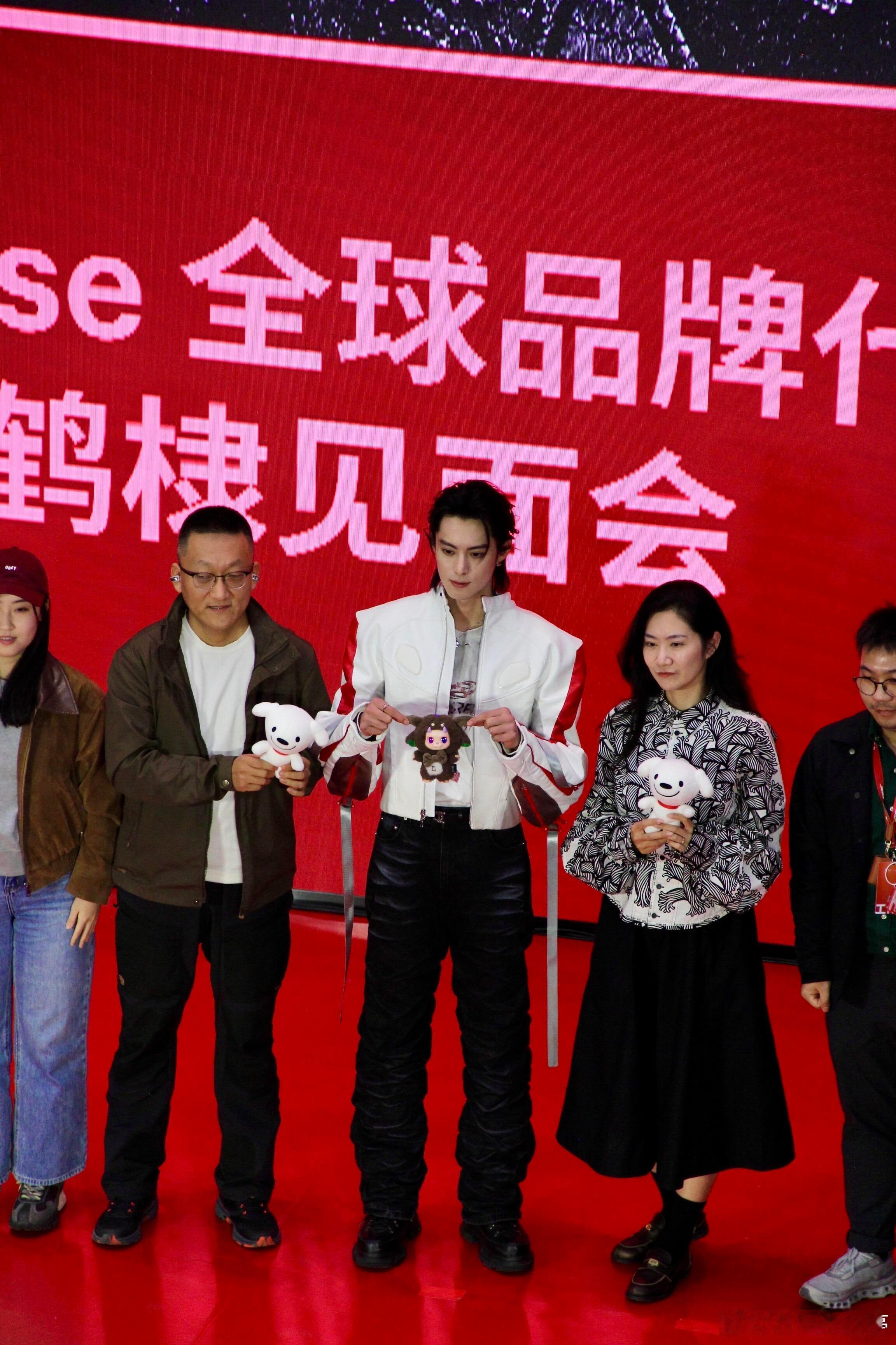 王鹤棣线下活动越糊五官越绝，王鹤棣这脸到底女娲怎么给造的脸那么帅就算了