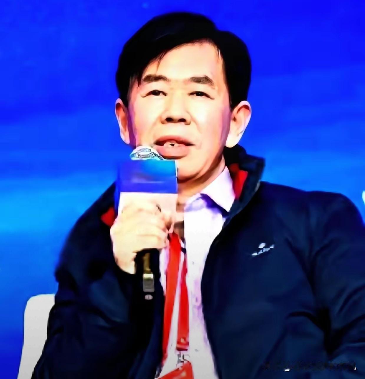 军事专家戴旭有个观点，很扎心。他说我们航母下水，五代机上天，导弹快到没影，家底越