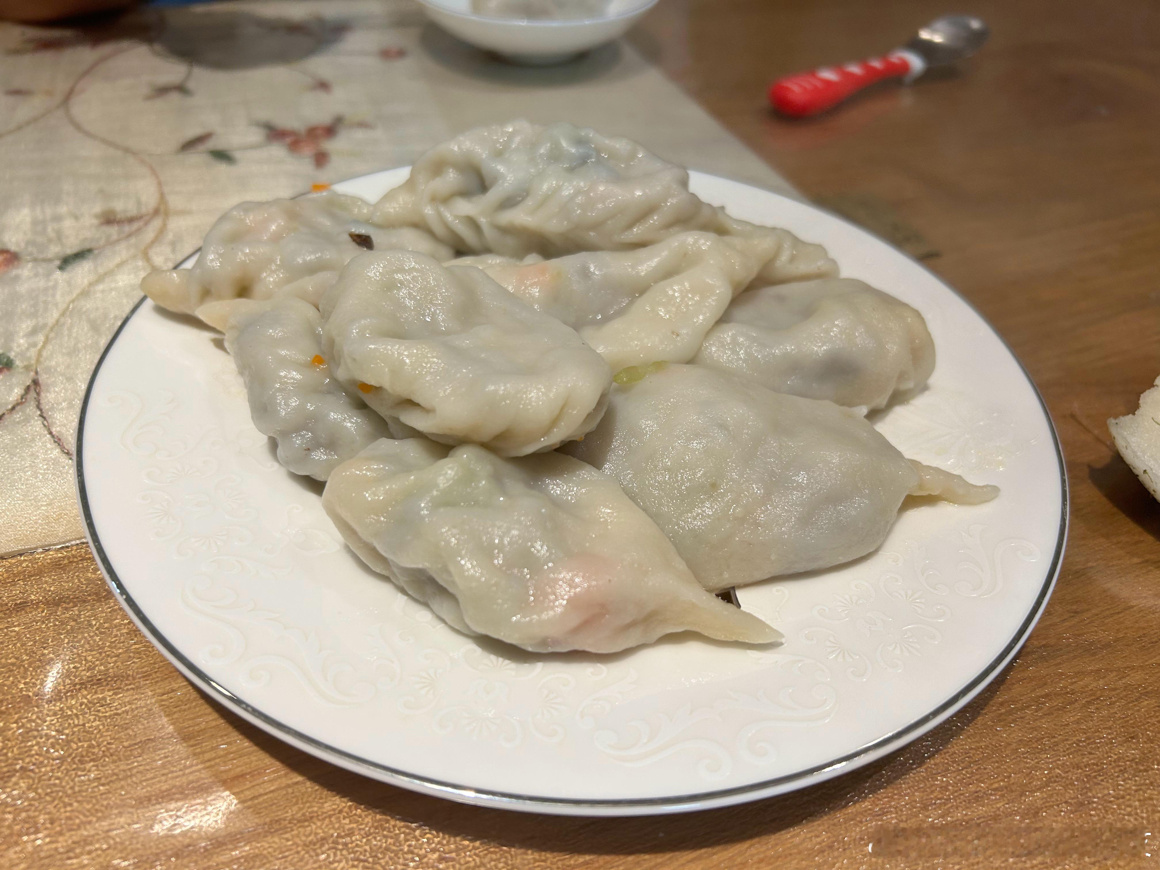 一周不吃妈妈做的牛肉蔬菜饺子🥟就馋的不行了。妈妈太美味了，这是我吃过最好吃的饺