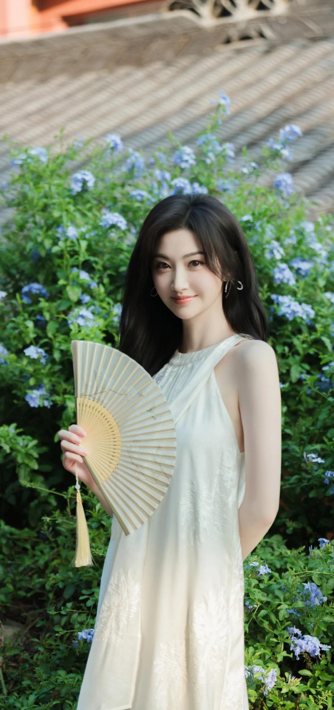 她不是在拍写真，是在给角色“试妆”。景甜这组刷屏的白衣花海图，有个业内才知道的