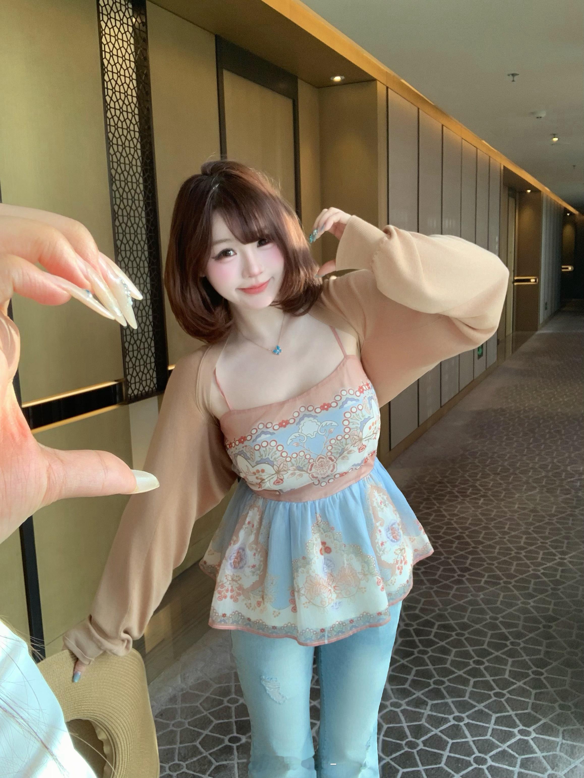 复古画报风碎花吊带🎨粉蓝撞色复古花纹，自带油画滤镜✨细肩带调节扣，自由调节不溜