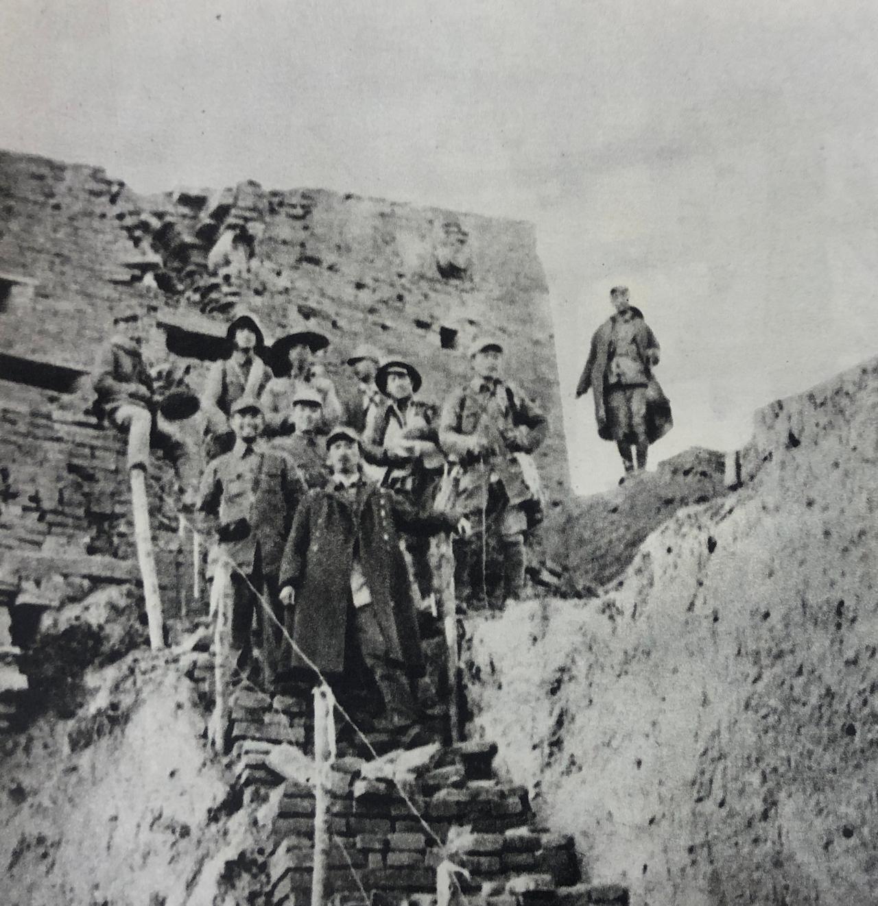 1940年9月24日八路军386旅突破榆社城垣，旅长陈赓（带相机者）和参谋长周希
