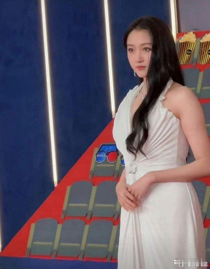 关晓彤骨架偏大，身形自带厚重感，整体线条显得格外敦实。