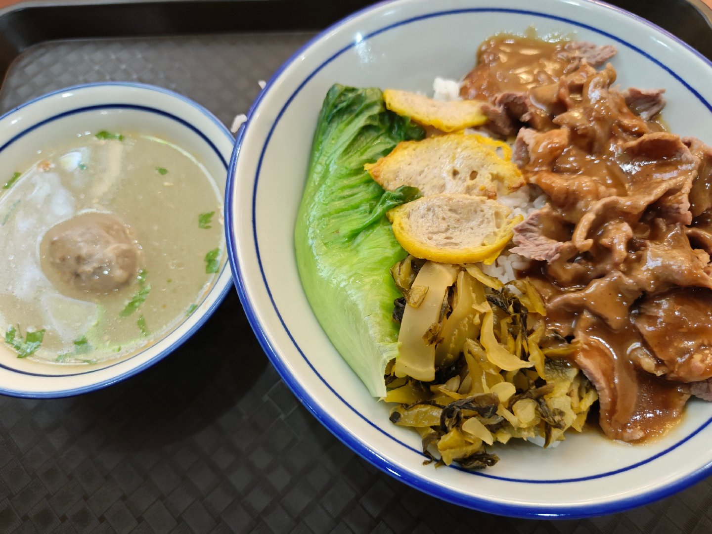 堵车堵了半小时，排队又排了半小时。为了吃上这碗牛肉饭我们两口子真的很不容易​