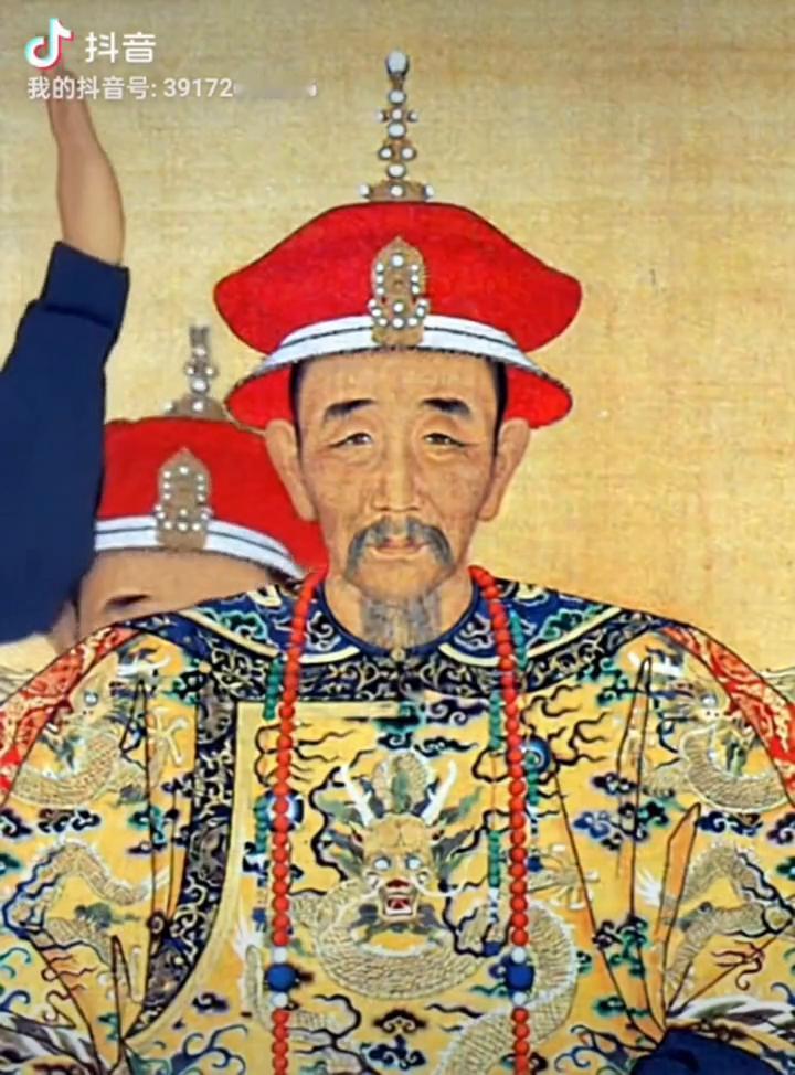 外国画家笔下的乾隆画像，就珍藏在大英博物馆。画中乾隆身穿龙袍、脖挂朝珠，老态龙