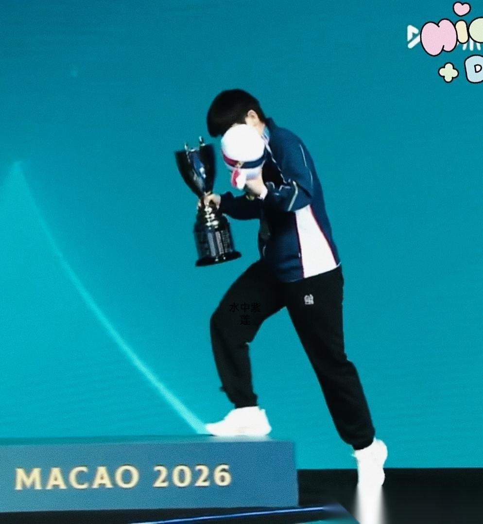 澳门世界杯冠军赛，男女冠军合影环节，注意到这个小细节了吗？看哭所有人。澳门世界杯