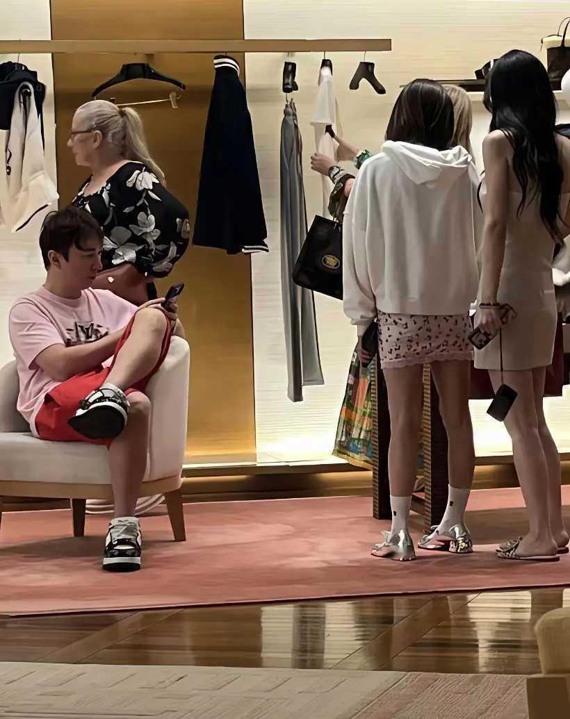 震惊！都在说王思聪老爸负债累累、他自己没钱了，结果最新路透直接打脸！有人在新加坡