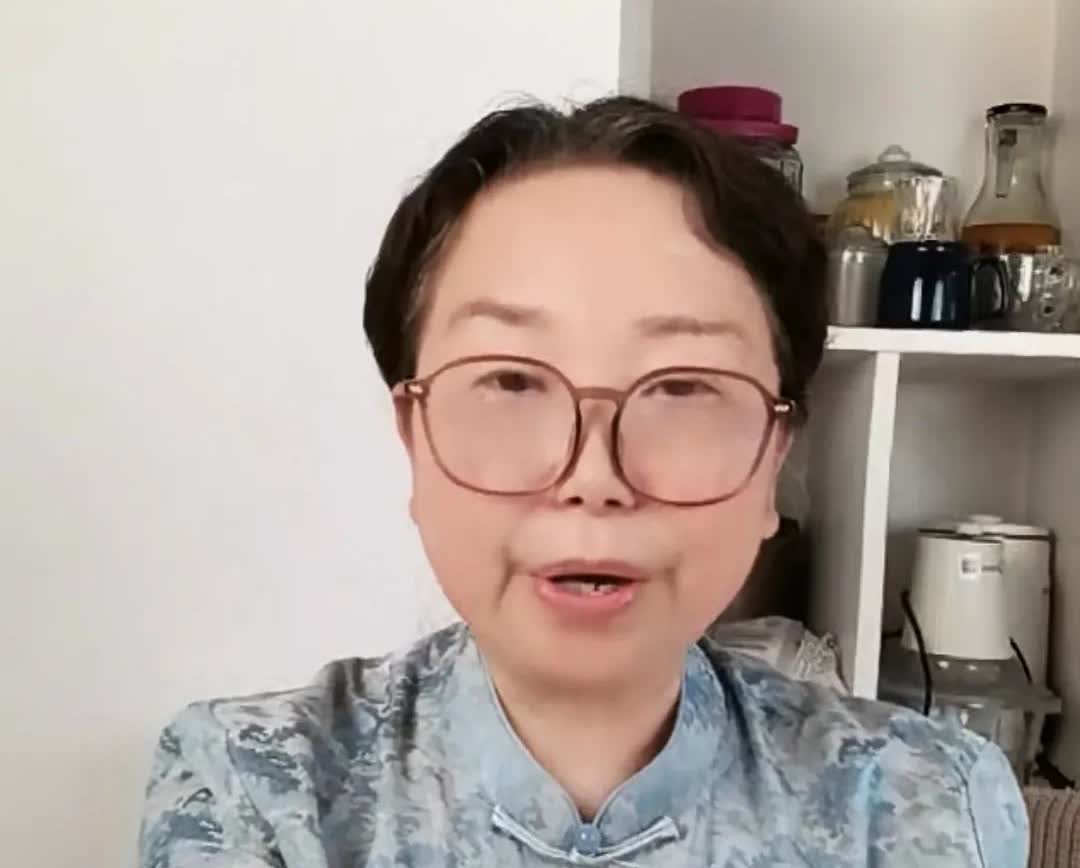 杜大娘果不其然，又出来直播了！前天刚发完小作文，被云昊发文怼回去，杜