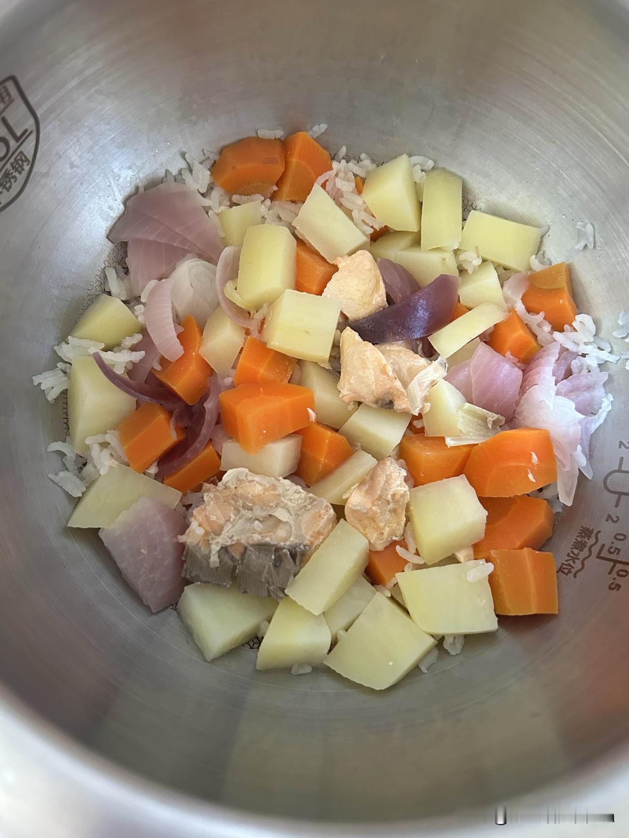 一个人在家，吃得简单又营养，又美味的饭。看看我这锅八宝饭，香不香。半小碗