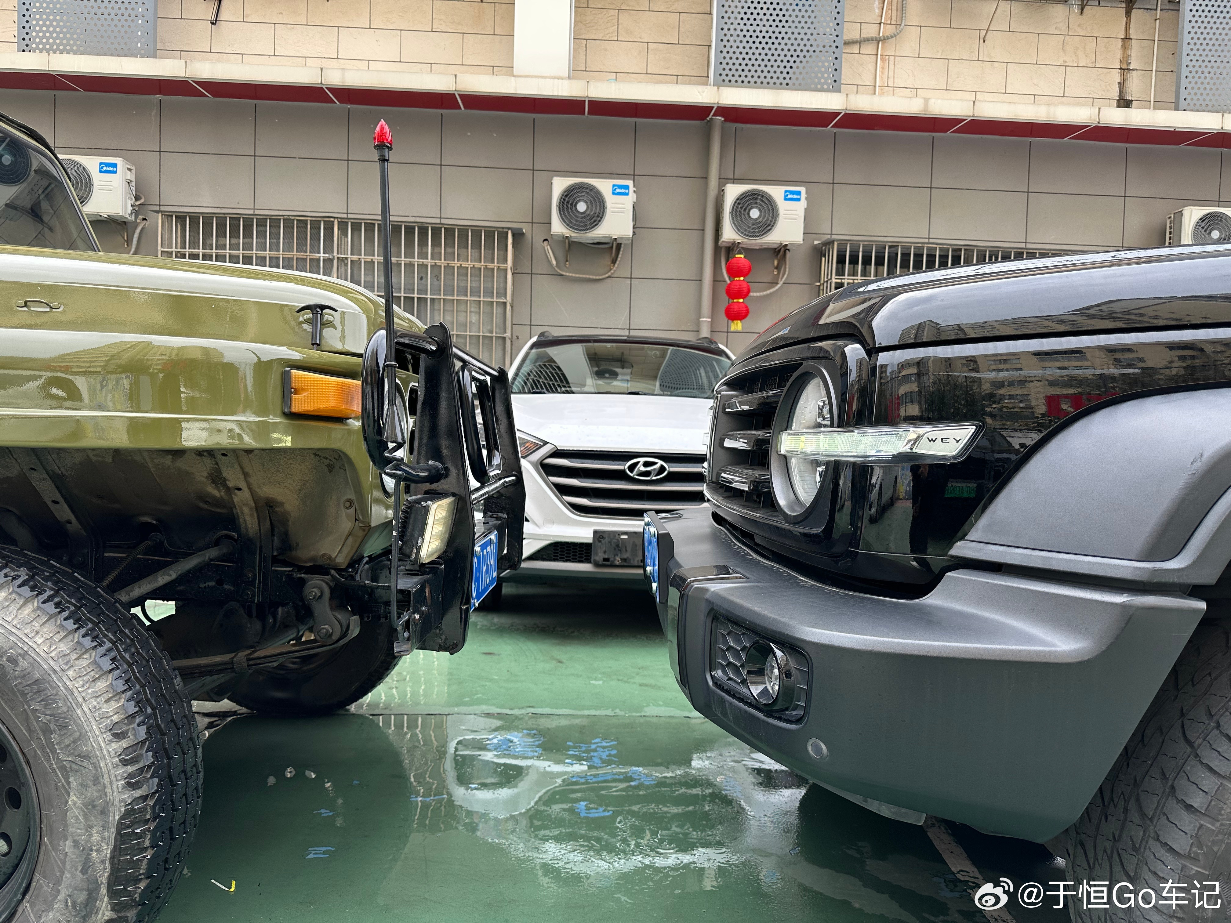 212安排洗个澡，和坦克300放一起，两台都是很经典的国产硬派越野！