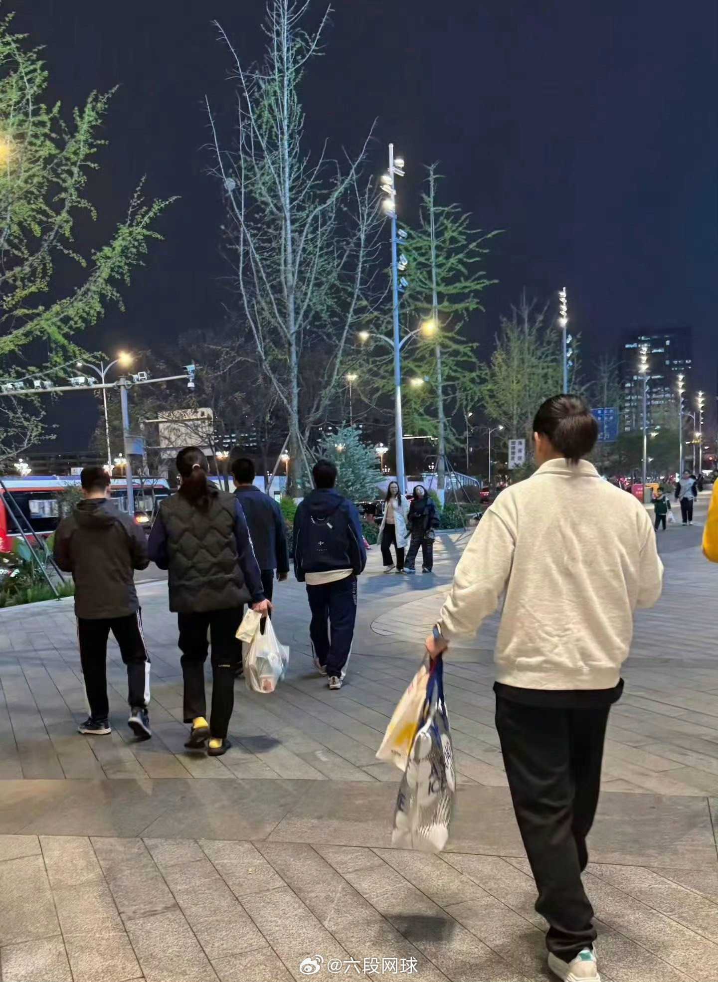 王曼昱结束封训外出逛街王曼昱结束成都封闭训练，网友偶遇王曼昱外出逛街。你能在图片