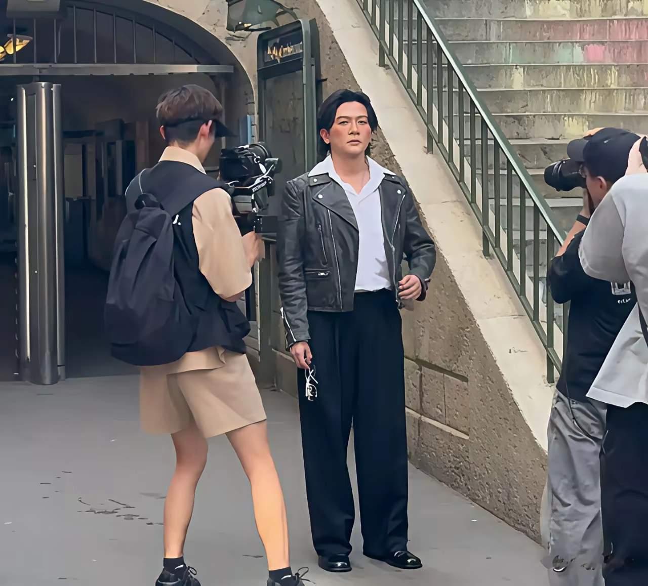刷到苏有朋在巴黎的一组街拍路透，一下子有点恍惚。曾经小虎队里阳光帅气的乖乖虎，