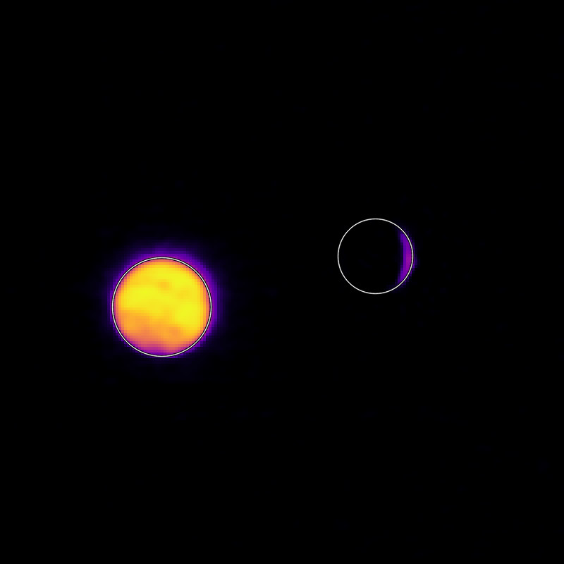 这是两艘火星探测器ESCAPADE之一，在58.46万公里外拍下了地球和月球。左