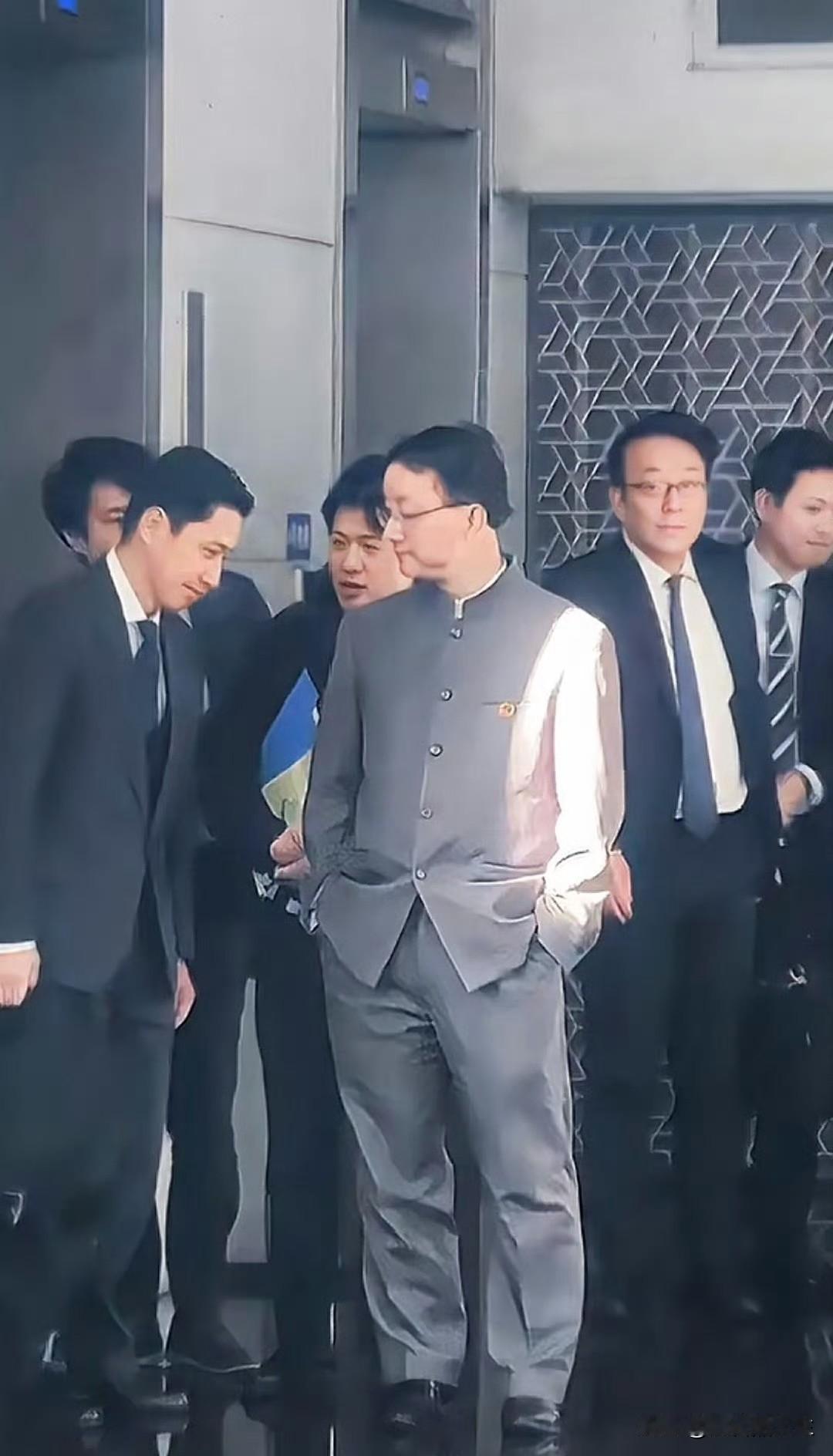 终于明白刘司长双手插兜到底是什么意思了！在一张刘司长送别日方代表的照片中，刘