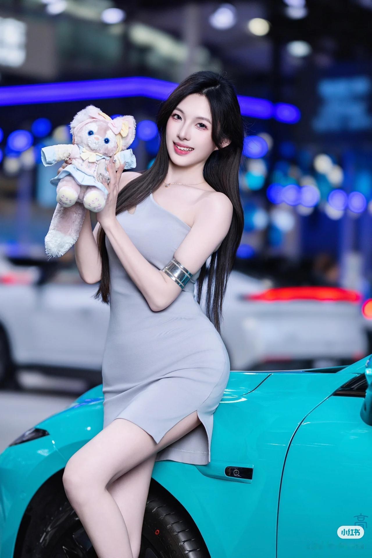 冬日生活打卡季美女车模穿搭写真