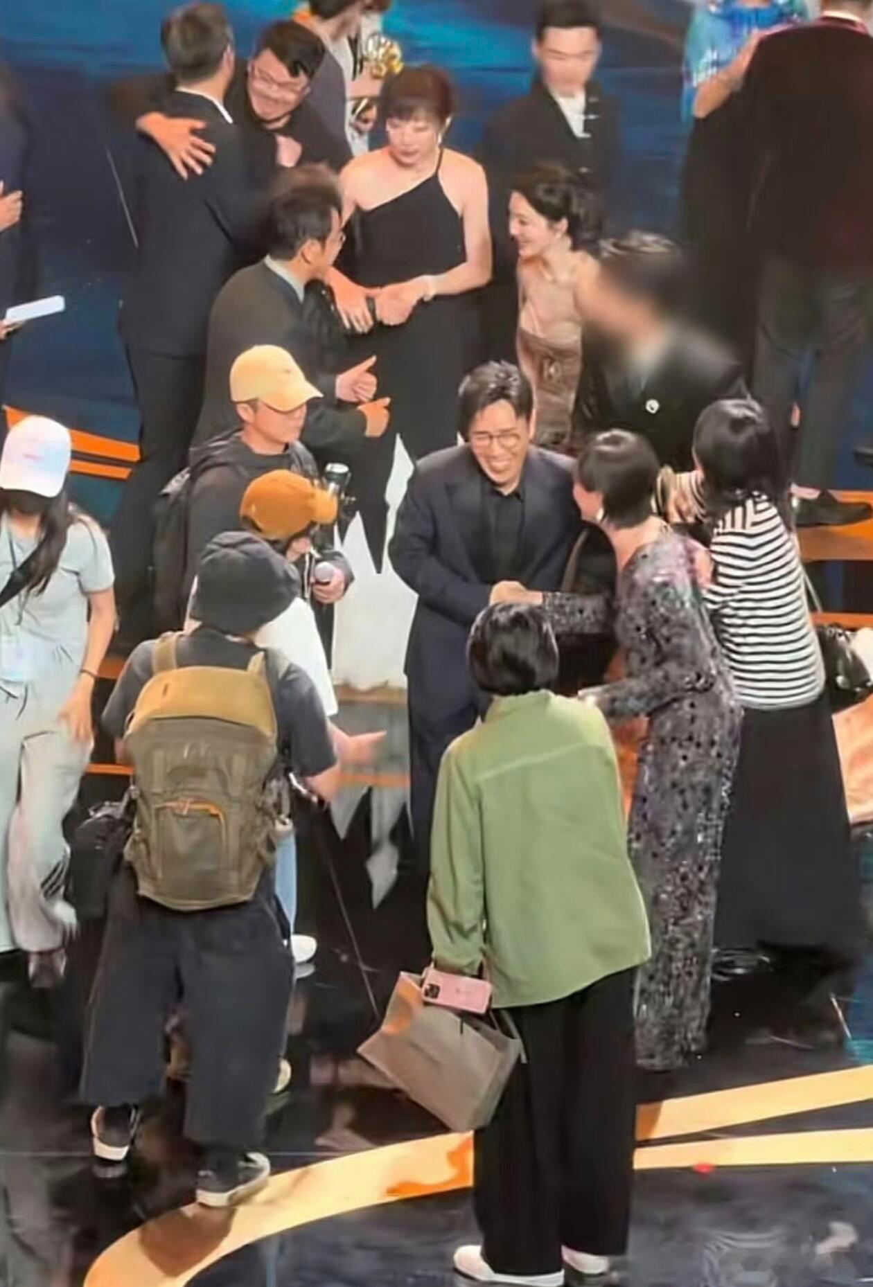 白玉兰颁奖礼幕后新角度，刘丹挥拳、宁理双拇指点赞，前辈们发自内心地为杨紫喝彩[拜