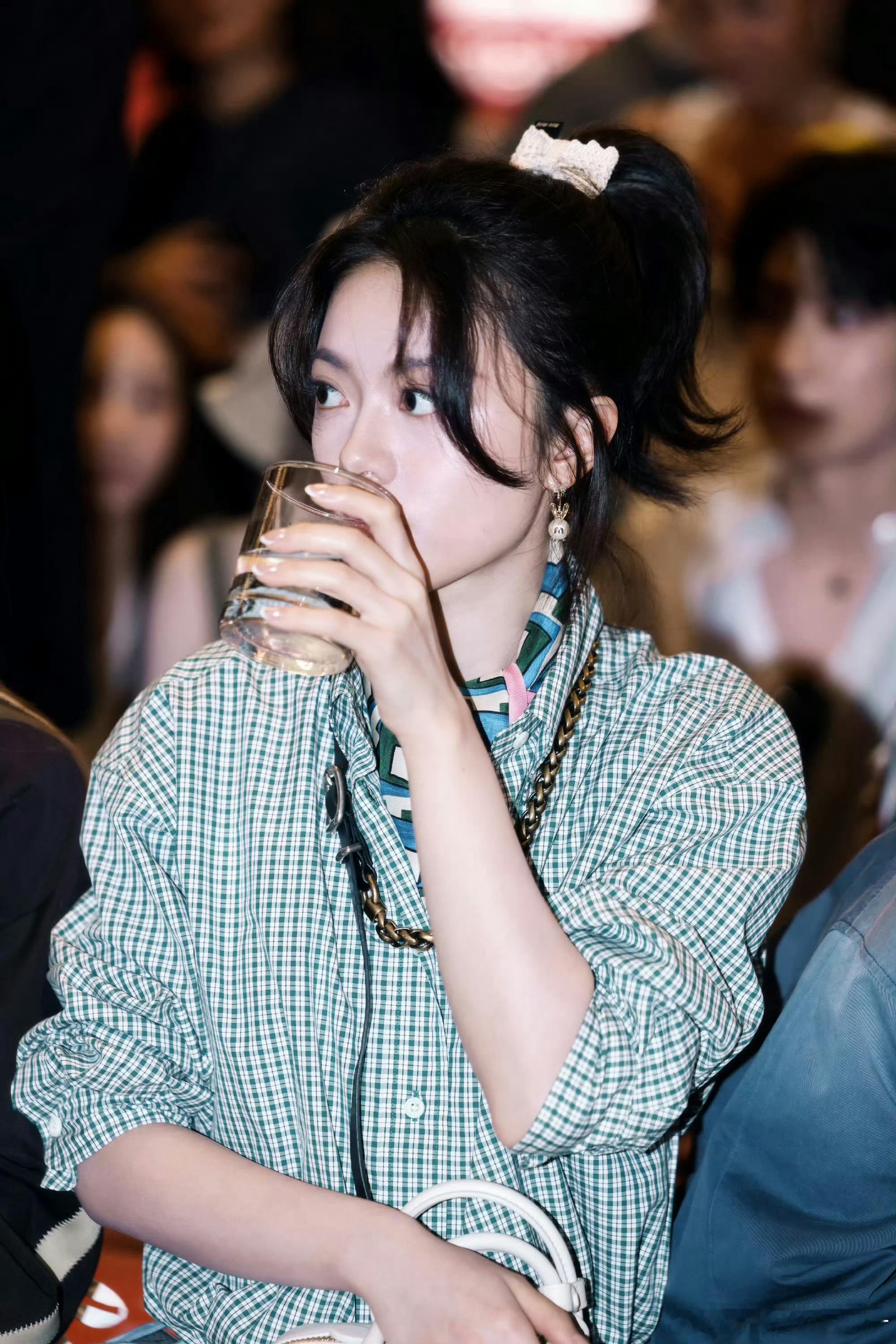 赵今麦赵今麦在人声鼎沸的欢喜里我唯独望向你我问了问心它说情不自禁
