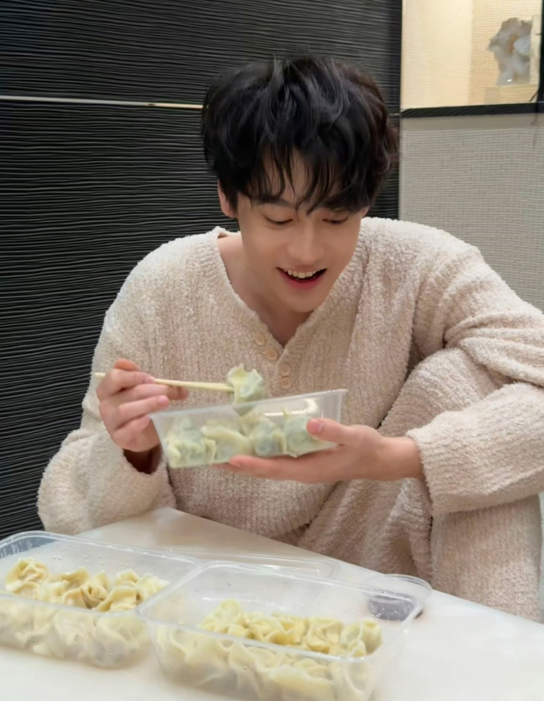 田栩宁韭菜鸡蛋YYDS田栩宁天天开心哦，冬至快乐！超喜欢吃韭菜鸡蛋馅的！