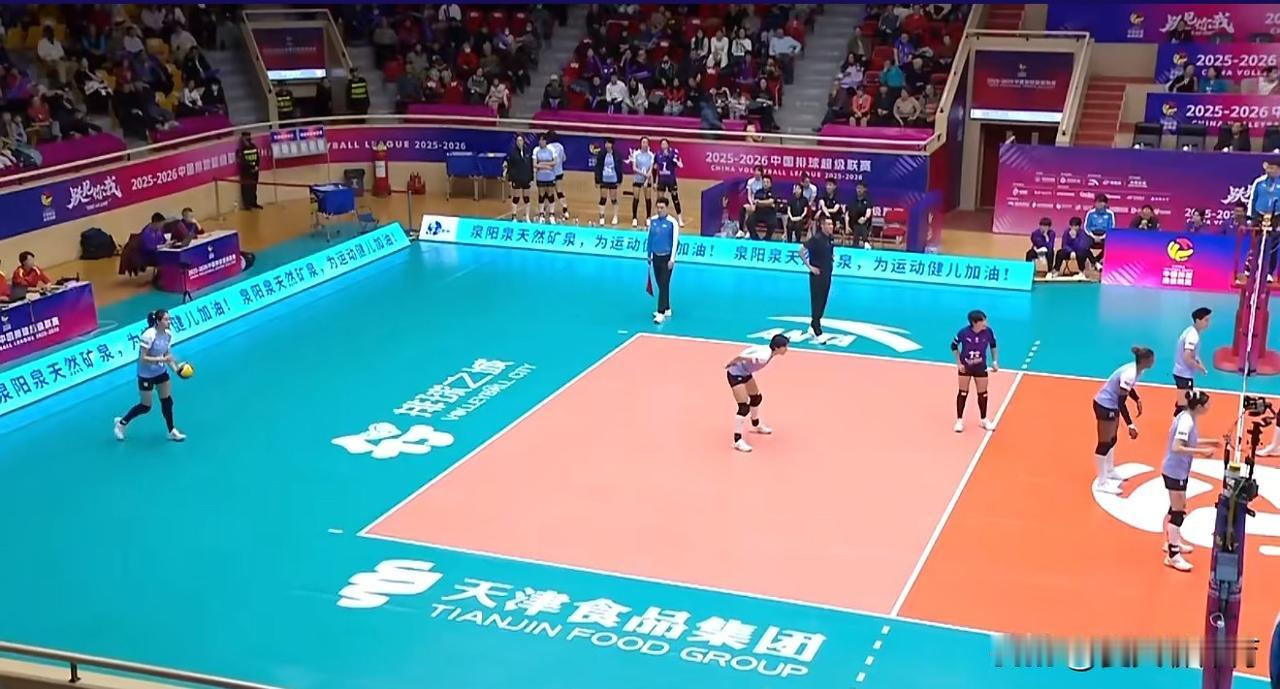 天津女排终于肯锻炼年轻球员了，朱航霆、路晶、李响、孙婉鋆，大家想看的队员都上场了