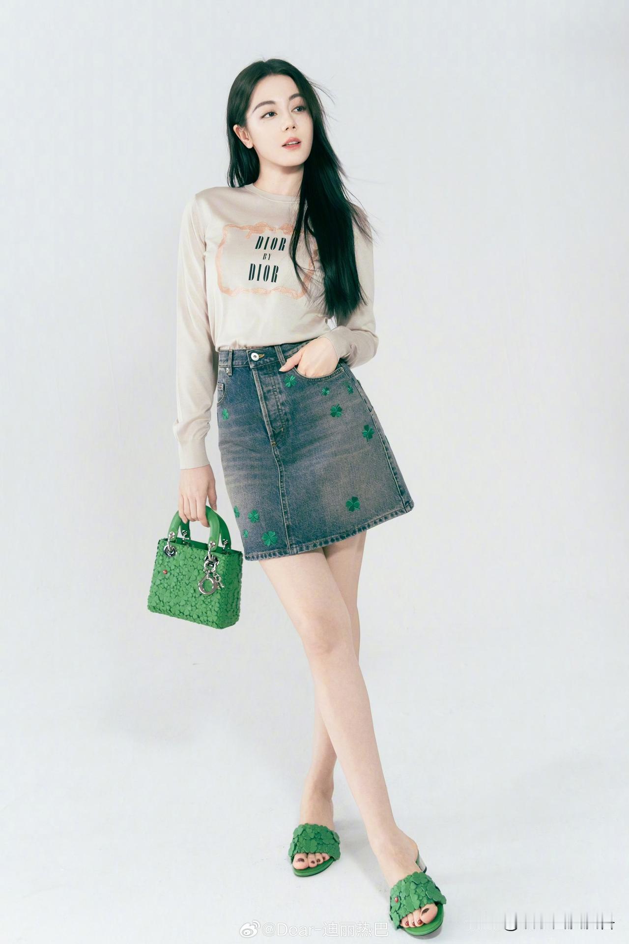 绿直发热巴，好特别呀！1月18日，迪丽热巴发文，好运派送成功，和@DIOR迪