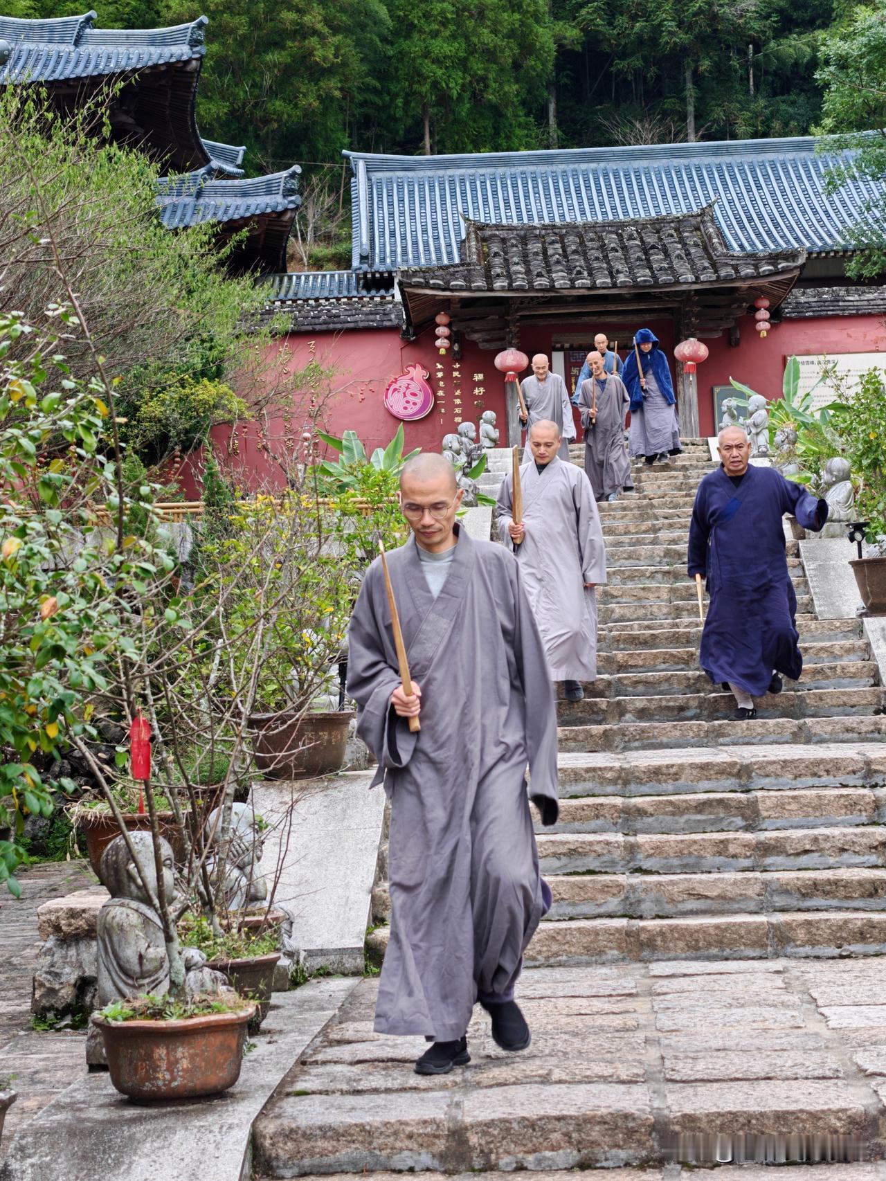 2023年2月，福州闽侯雪峰崇圣禅寺方丈、旗山万佛寺开山祖师广霖大和尚圆寂后，