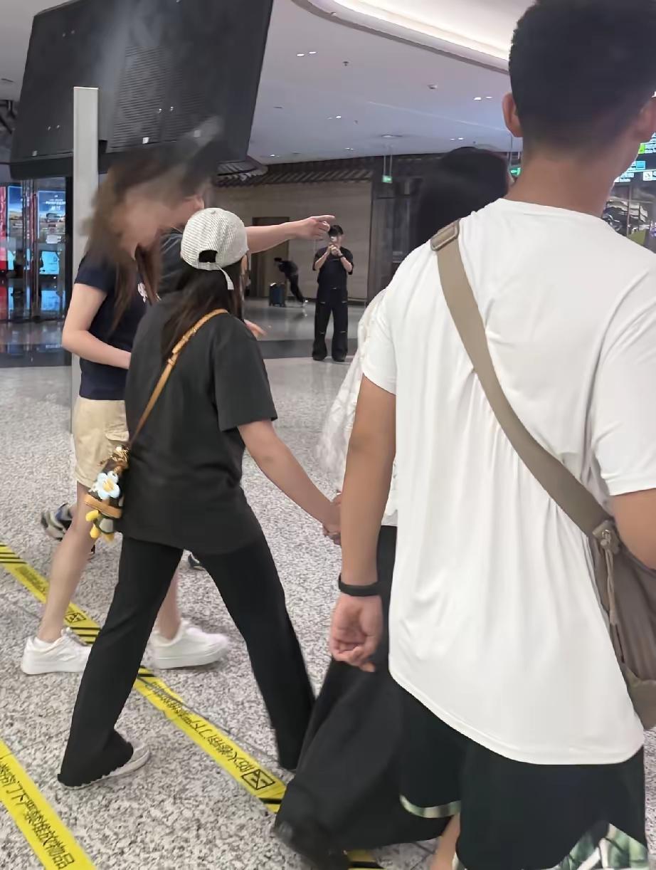 一觉醒来，发现全红婵现身广州机场！昨天晚上，全红婵现身广州机场，被喜欢她的粉丝