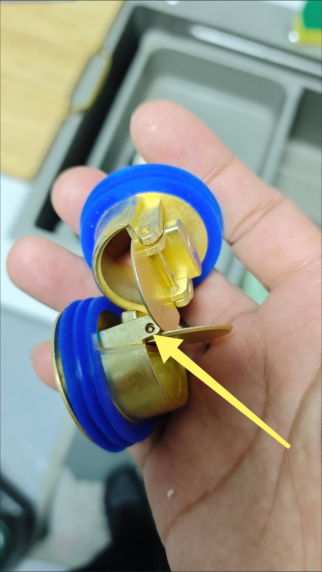 重力闭合地漏，设计上很巧妙，但是使用时间一长，就会出现一个问题，闭合不严。问