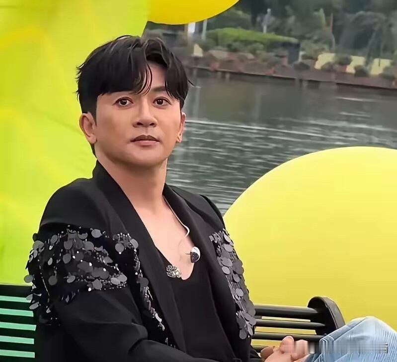 遵从自然的规律，优雅的老去，也没那么难。明明他原来长得那么帅气，男子汉气质满满，