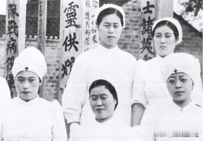 🌞1946年的除夕夜，当时一群女护士以“吃药”为名，将毒药喂给了解放军伤员
