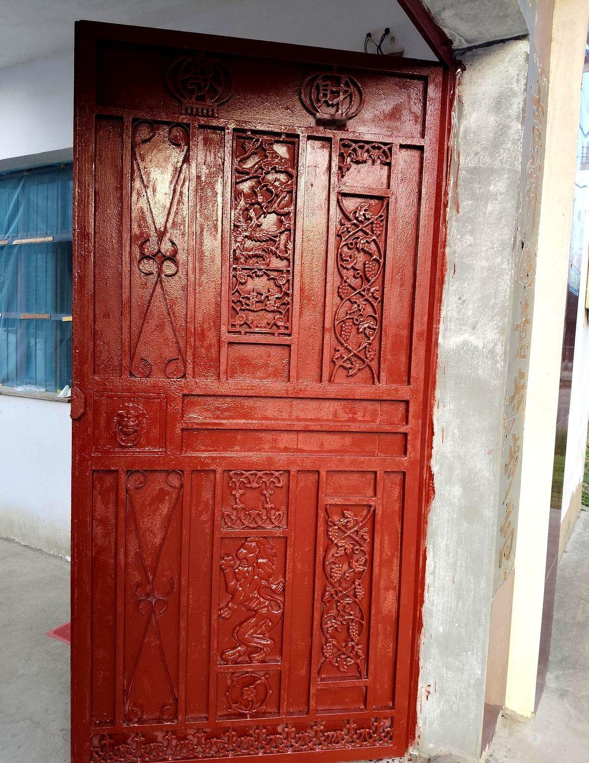 我都想离婚了！我媳妇帮她三姐干活快二十天了。一看她又准备走，我来了一句：“下