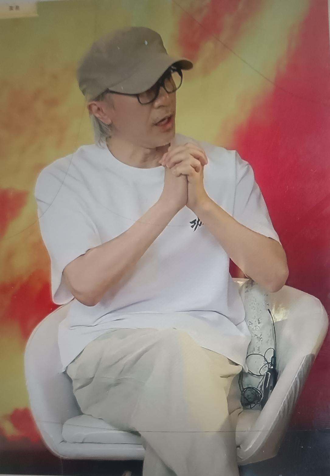 周星驰低调社恐，我不意外，周星驰搞怪不按常理出牌，我也不意外，但他居然叫比自己小