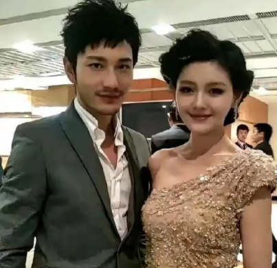 黄晓明颜值曾经也有高光时刻，他和宋慧乔大S合作的剧，让人看到了那伟大的脸