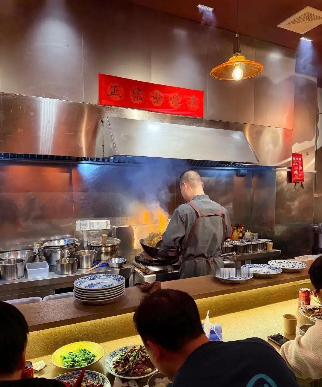 上海辣殿川菜馆把灶台搬到餐桌前，鱼香肉丝从切肉到起锅八分钟全看见。我上周去排了