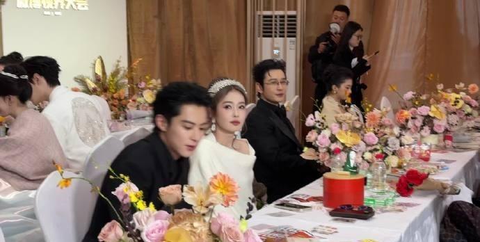 白鹿和王鹤棣一现身，剧粉直接回魂。不是演戏，是呼吸都带着CP感。后台随便一聊