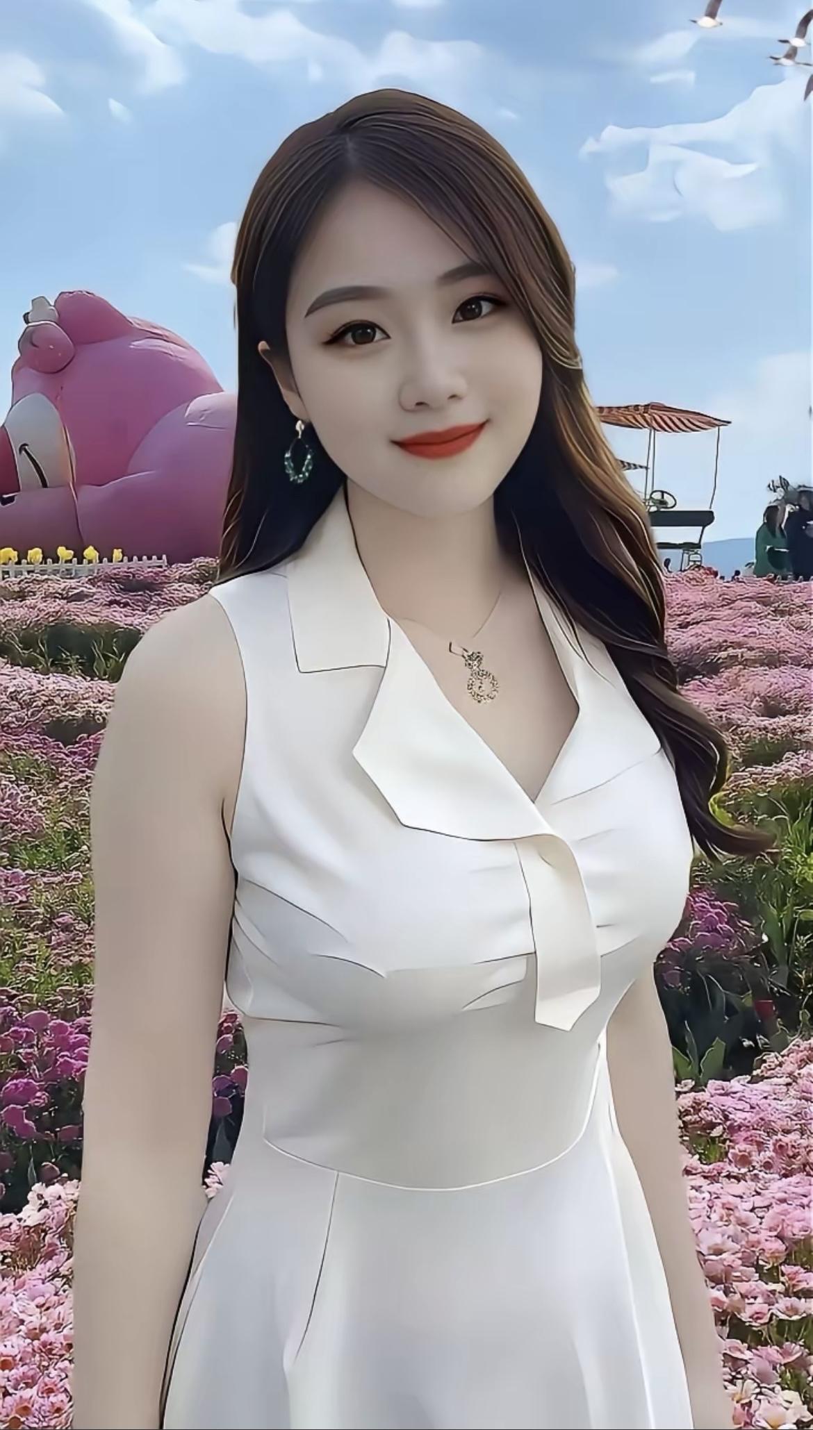 花间美人笑，芳草映春光。这画面像极了苏轼笔下的“墙里秋千墙外道，墙外行人，墙里佳
