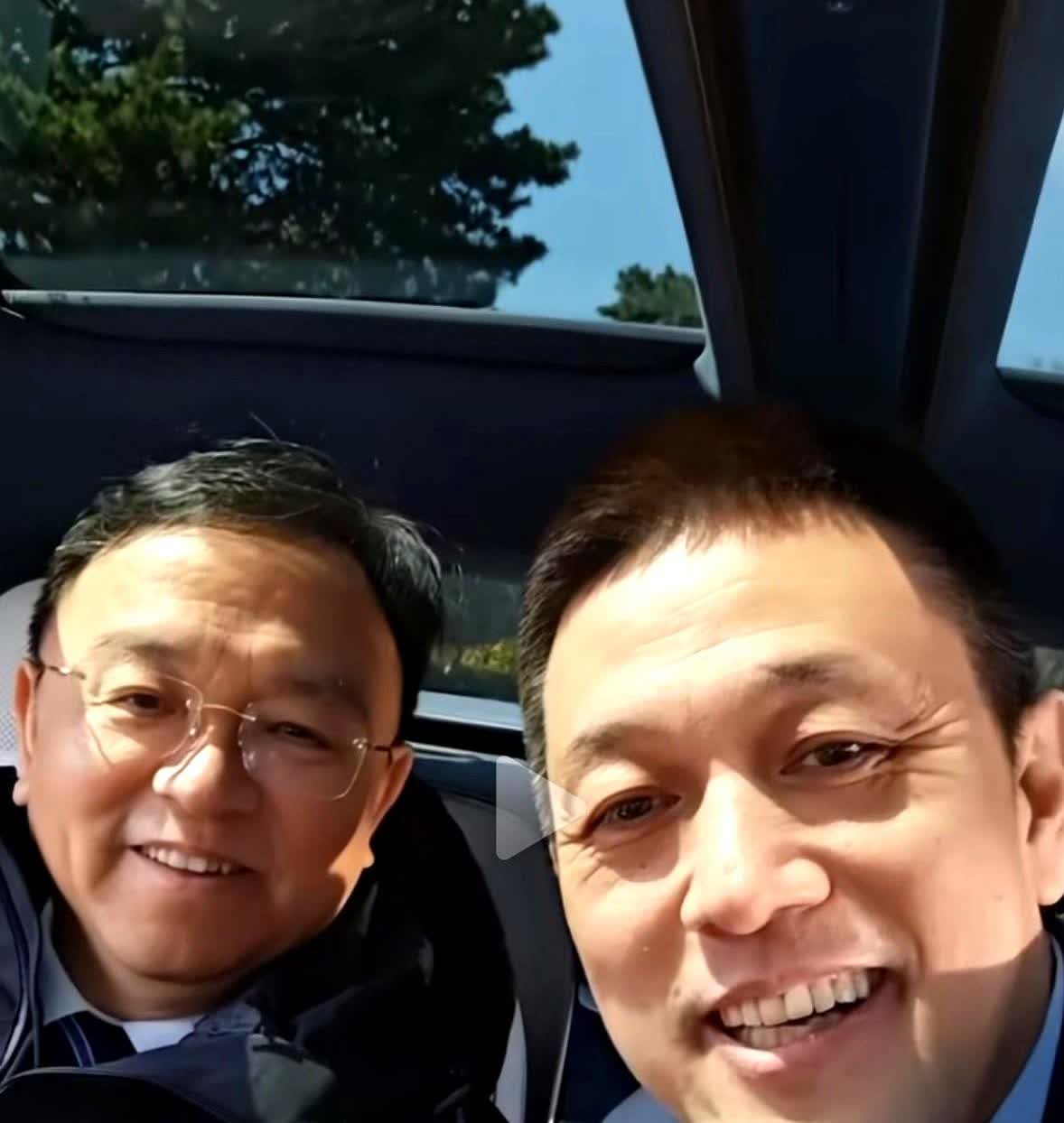 笑死了！王传福估计都想下车了！80万的车，你给我展示“小桌板”！