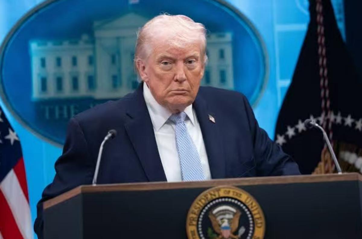 “暗度陈仓”之后，美国媒体高调炫耀，伊朗计划封锁海峡，特朗普慌了？美方紧急通知以