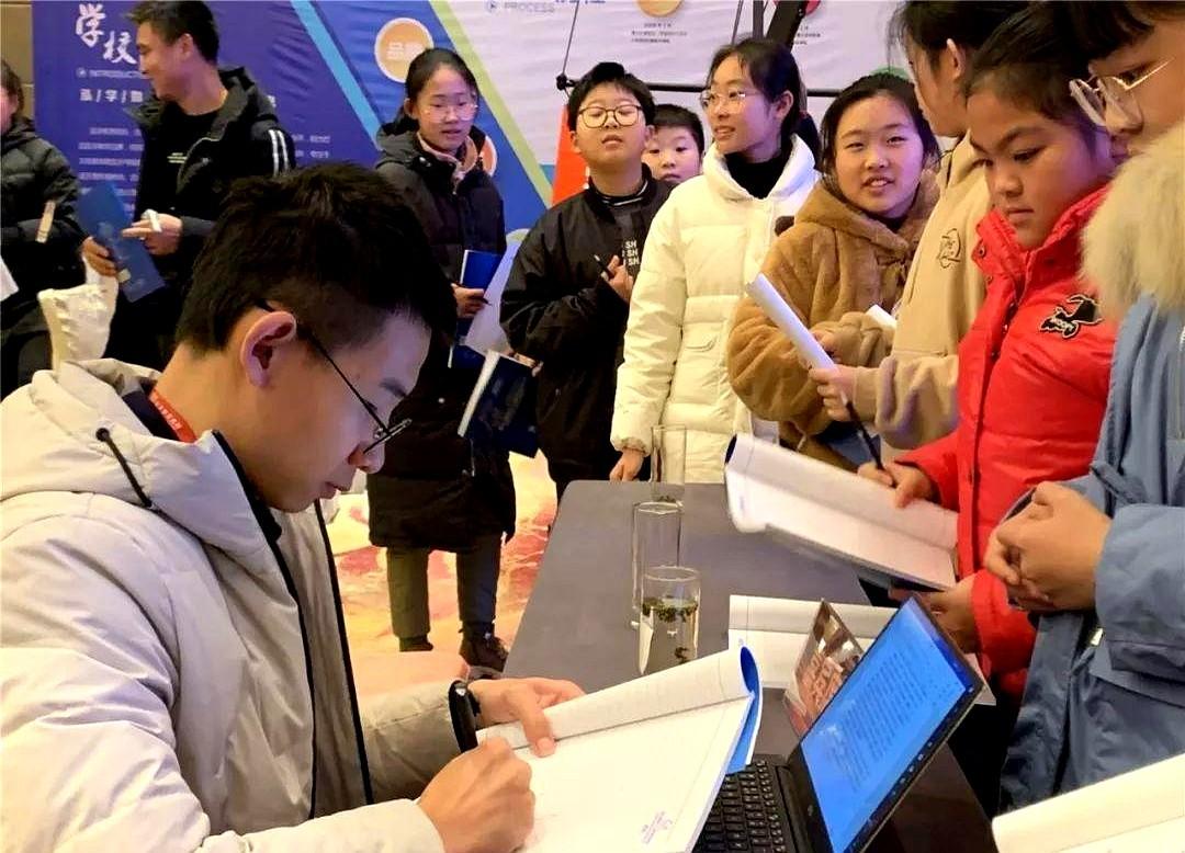 “老师，我北大毕业后能年收入过百万吗？”2015年，衡水中学文科状元刘嘉森考上北
