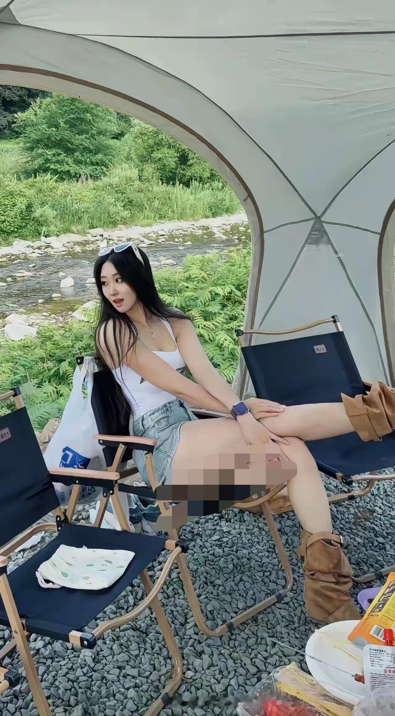 河边露营真惬意，享受这份宁静太棒了。