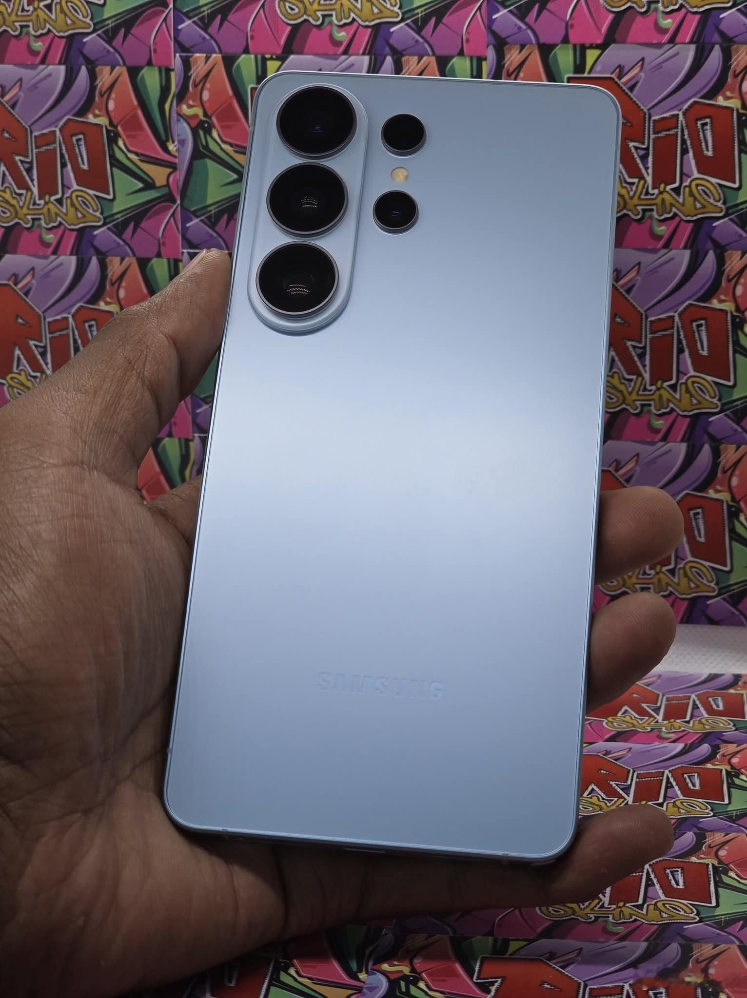 三星S26Ultra真机外观已出，蓝色版本确实非常好看，一眼高级。每年都告诉自