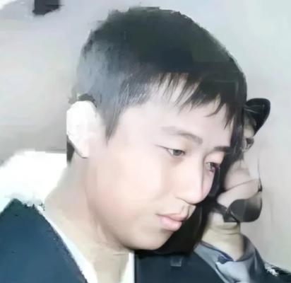年仅19岁的李旭，抢得五十万元巨款后丝毫不知收敛，当天就花两千多元买下摩托罗