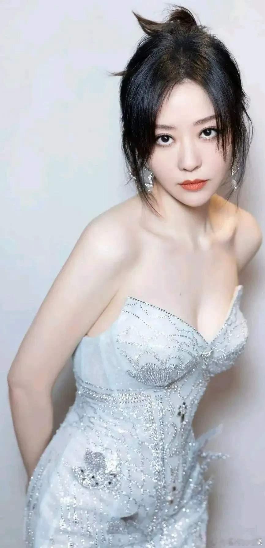 1.张靓颖现在这个对象，之前给她跟冯珂当过伴郎，他们俩现在感情还算比较稳定的。2