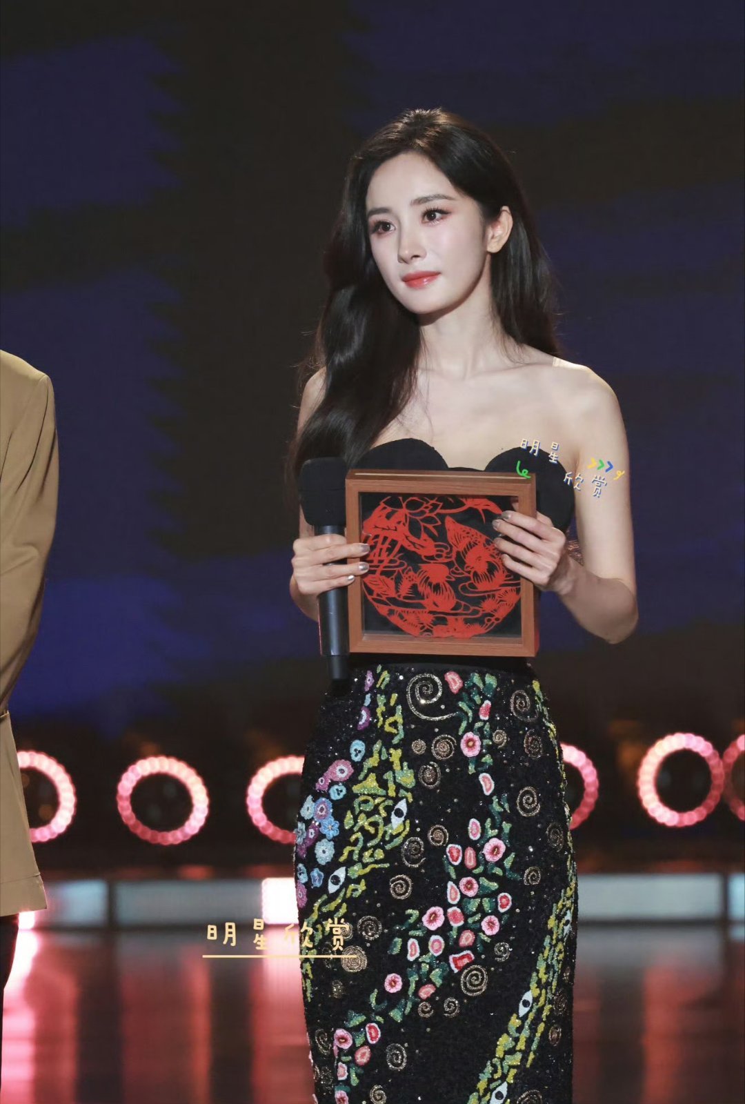 杨幂去了精品之夜上午去ELLE盛典,晚上去中国广电视听精品之夜,《生万物》太爆